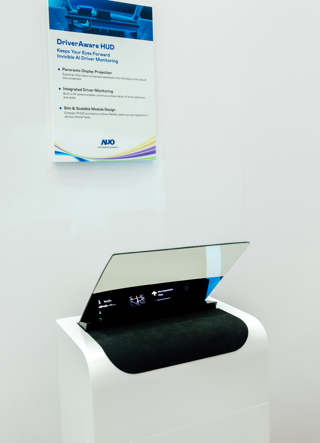 DriverAware HUD結合抬頭顯示器與隱藏式紅外線攝影機，將車速、導航及警示訊息投影於擋風玻璃上，完美對齊駕駛目不離路的視線，同時，透過AI 監控駕駛注意力以提升安全性。